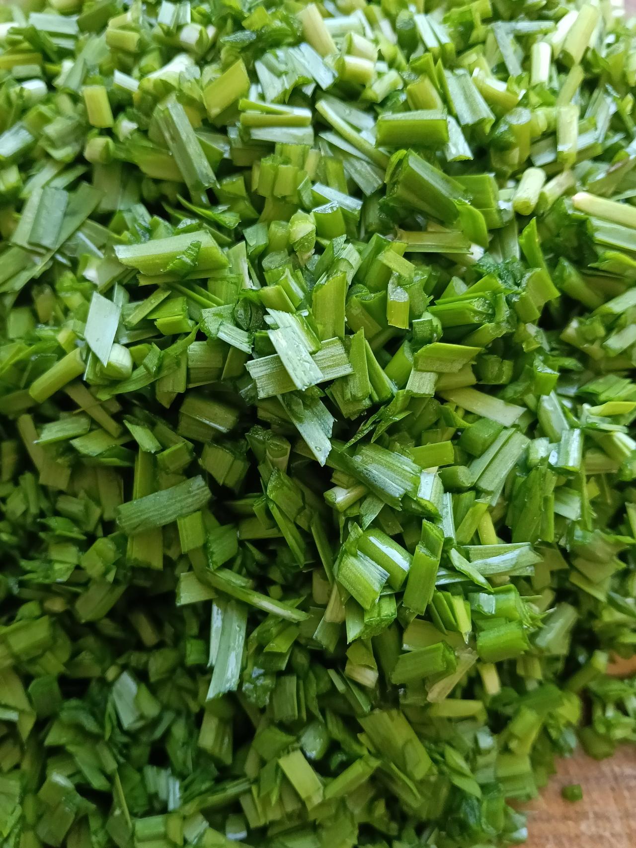 农村哪个菜园都能铲一把绿油油的韭菜，切碎，炒鸡蛋拌馅，包饺子，一盘吃下去，舒服了