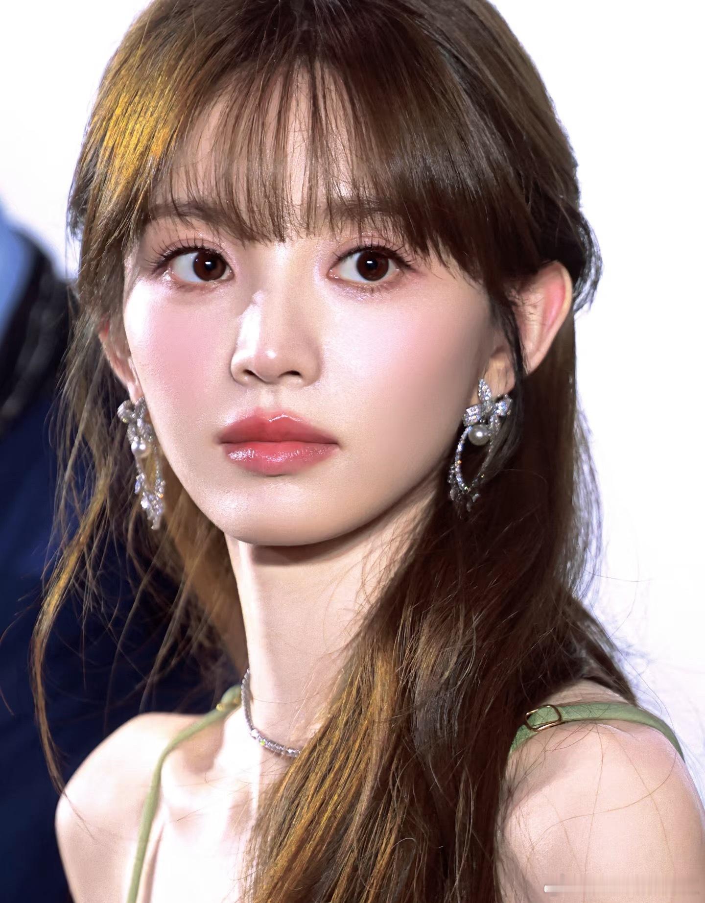 田曦薇真人生图长这样🤔这算不算大美女？​​​
