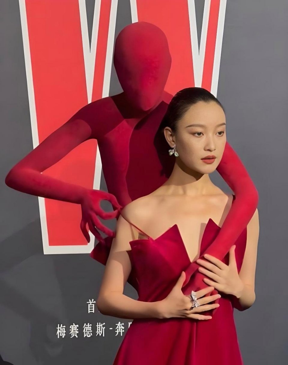 倪妮这身衣服立意太迷惑，很难猜到设计师究竟想表达什么