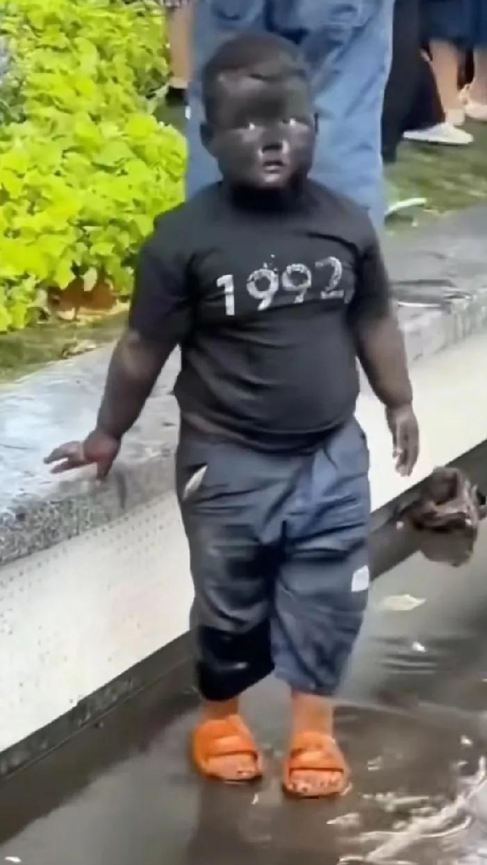 云南的摸黑节简直太疯狂了，大人小孩猫猫狗狗都不能幸免，就连警察也不例外，全身上下