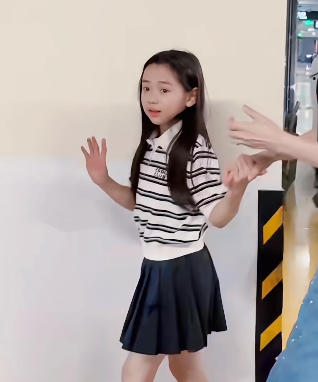 董璇带小酒窝参加电影首映礼，小酒窝很乖巧。董璇又带女儿出门了，这次是来参加《东极