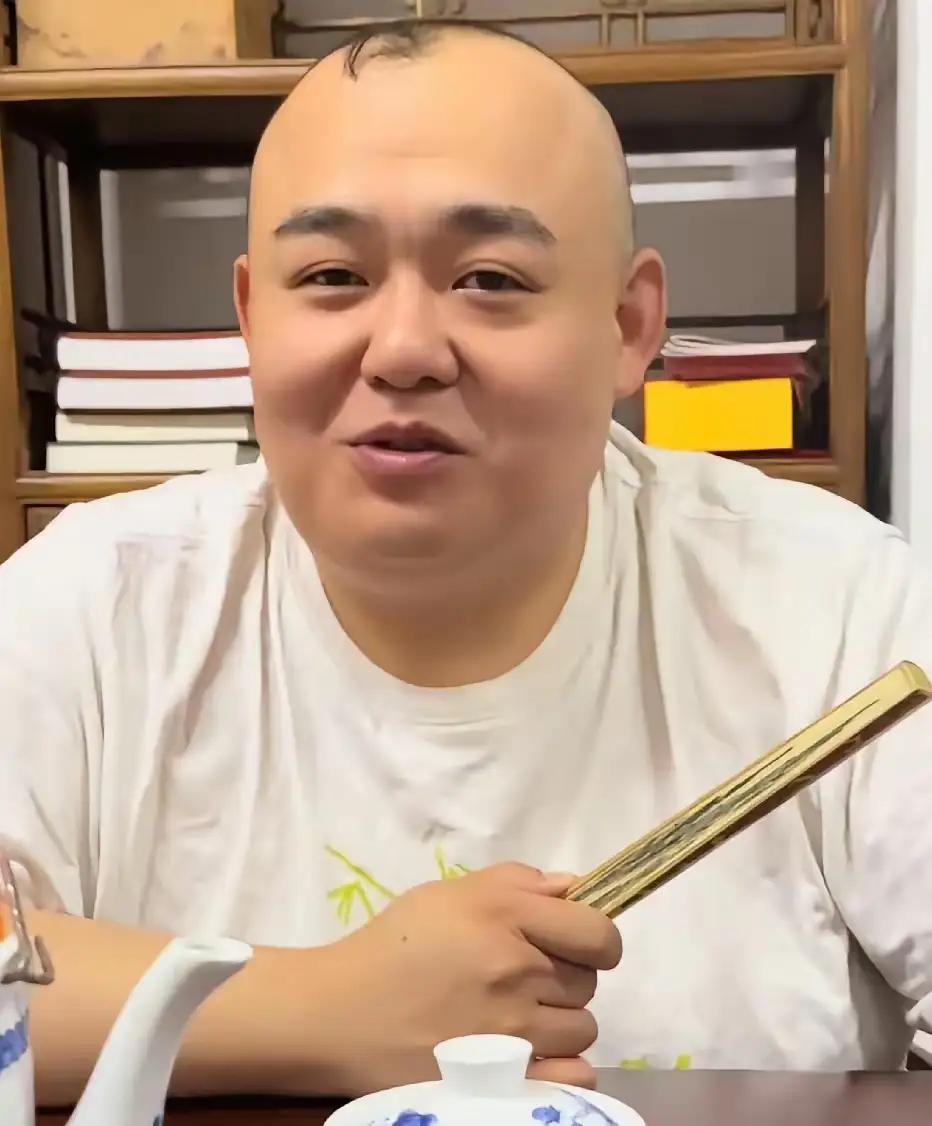 随着李鹤东以主任身份坐在龙字科考场宣告一个残酷的事实就是杨鹤通被严厉处理不是说说