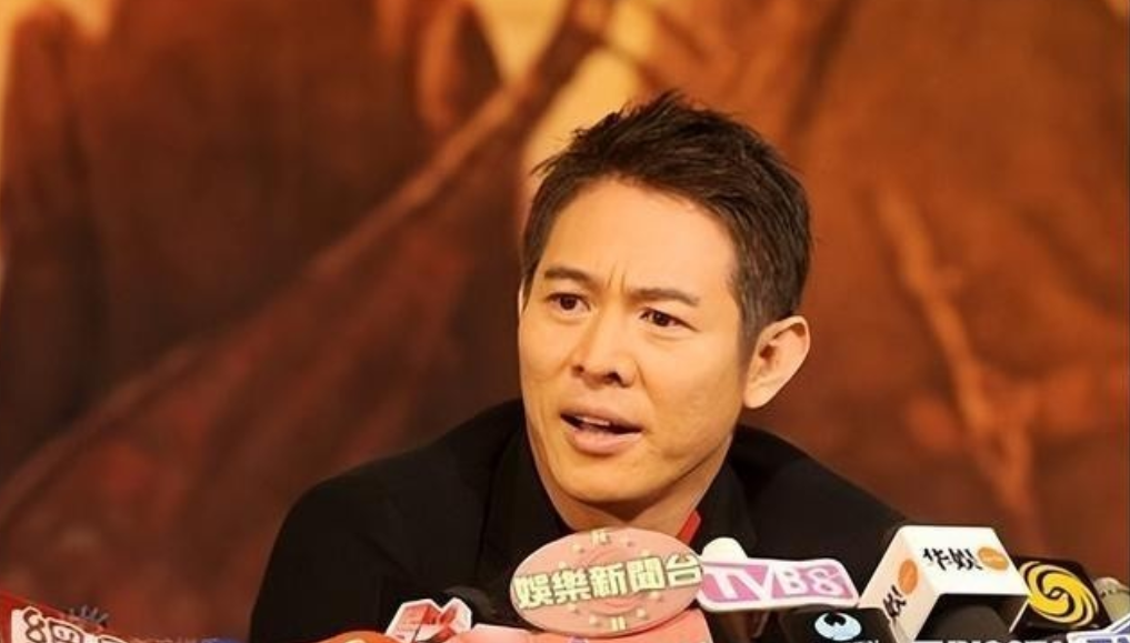1994年，日本记者质问李连杰：“南京大屠杀死了30万人，你们一个个数的吗？”李连杰一句话让对方哑口