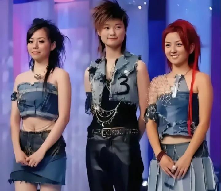 2005年，李宇春、张靓颖、何洁参加《超级女声》时的留影，那时候的她们青涩而靓丽