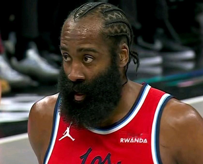 快船背靠背双杀东部第一活塞，这2点数据太离谱了……1：快船失误21次，活塞失