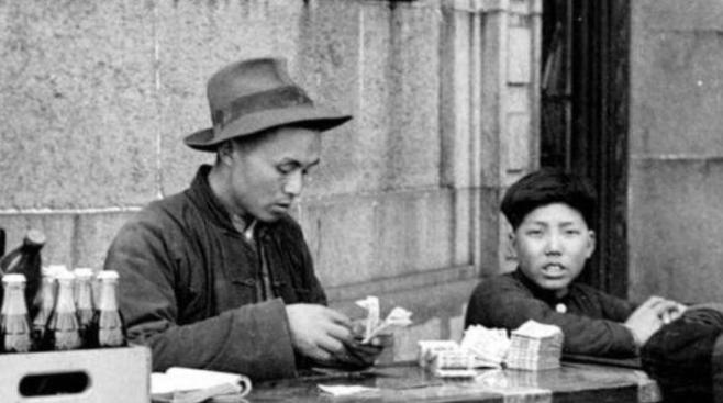 1947年，他亲手参与铡死15岁的刘胡兰，升官后隐姓埋名摆摊度日躲了四年，