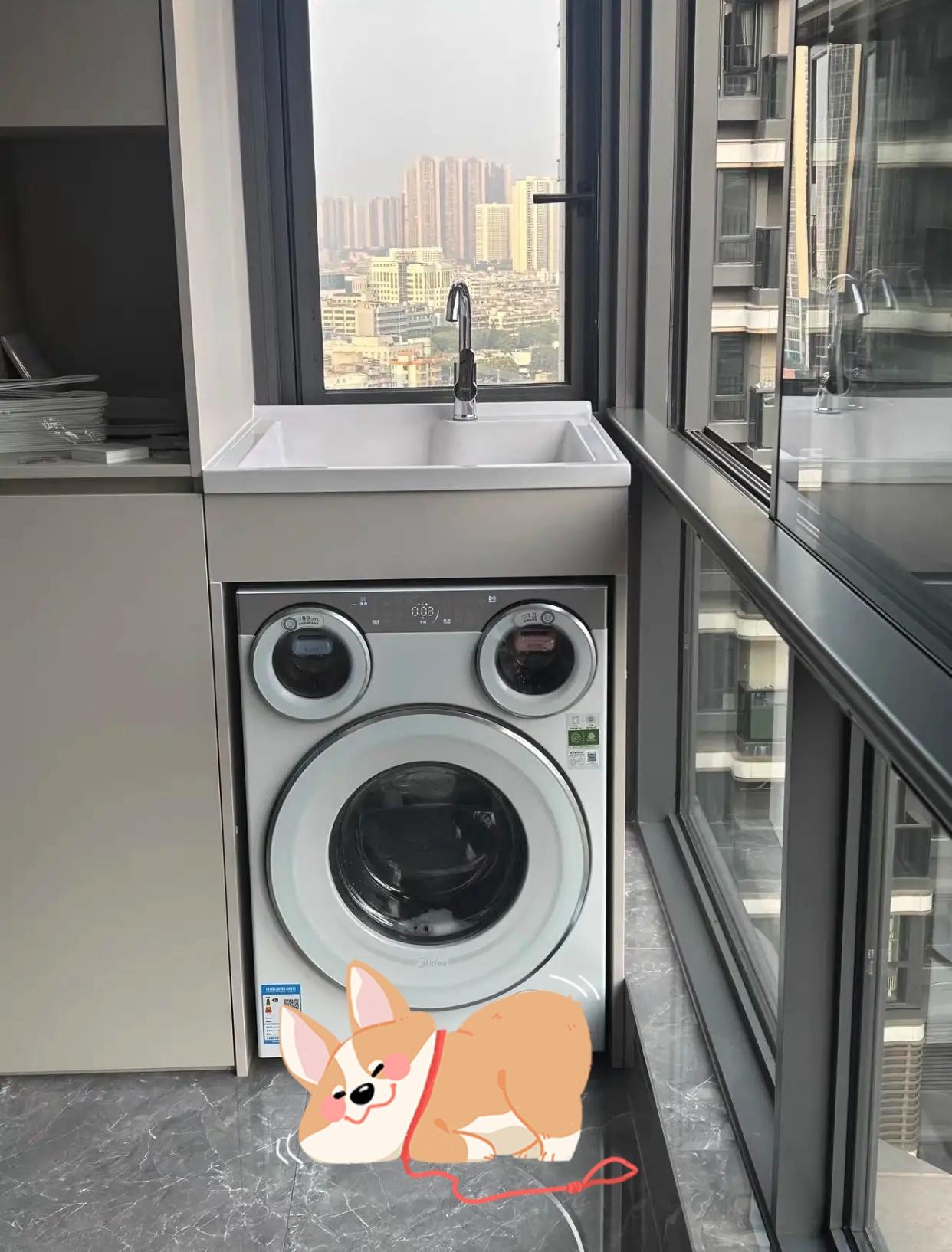 女儿结婚的时候，给她陪嫁了家用电器。买了两台空调，她婆婆一个劲的推荐买美的，我心