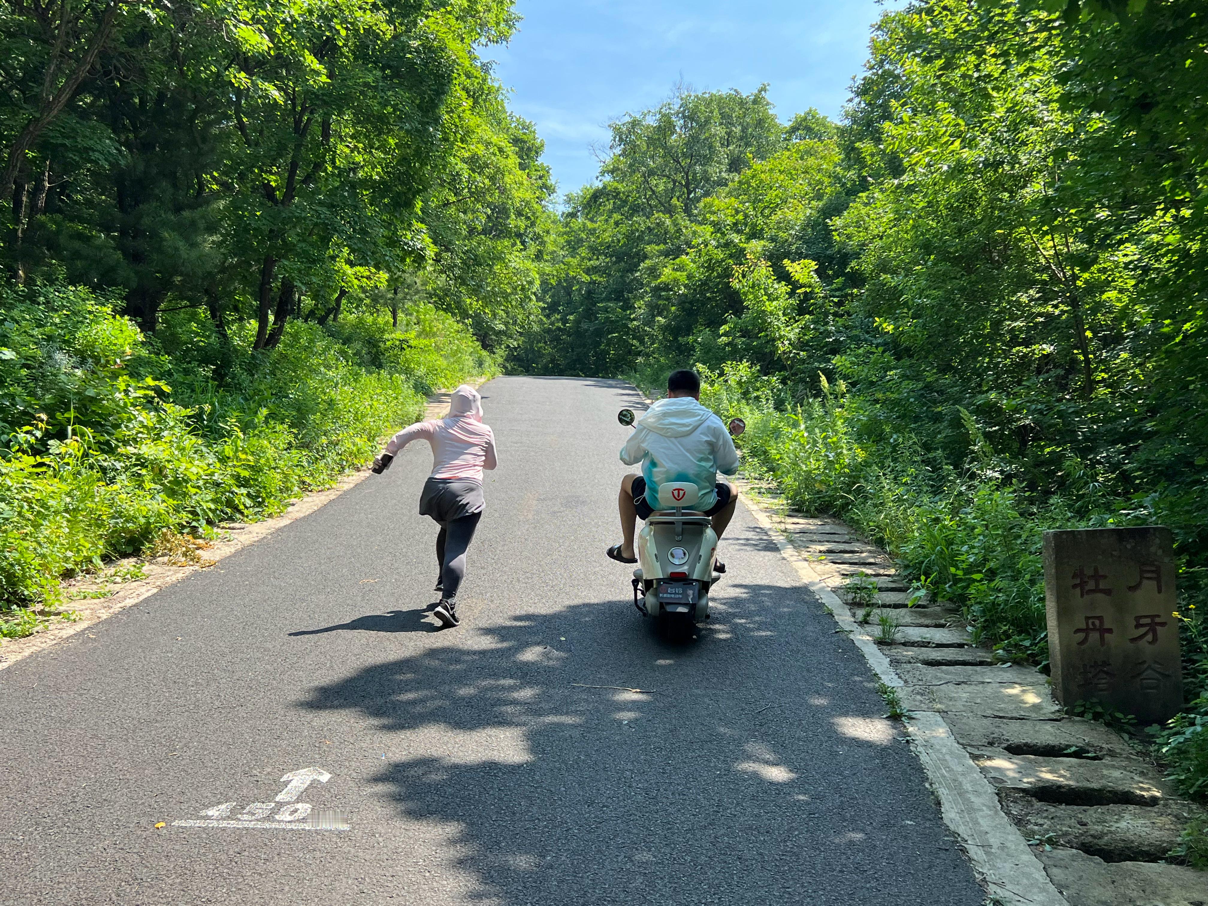 [捂脸哭][捂脸哭][捂脸哭]男生骑个电动车女生嗷嗷跑​​​