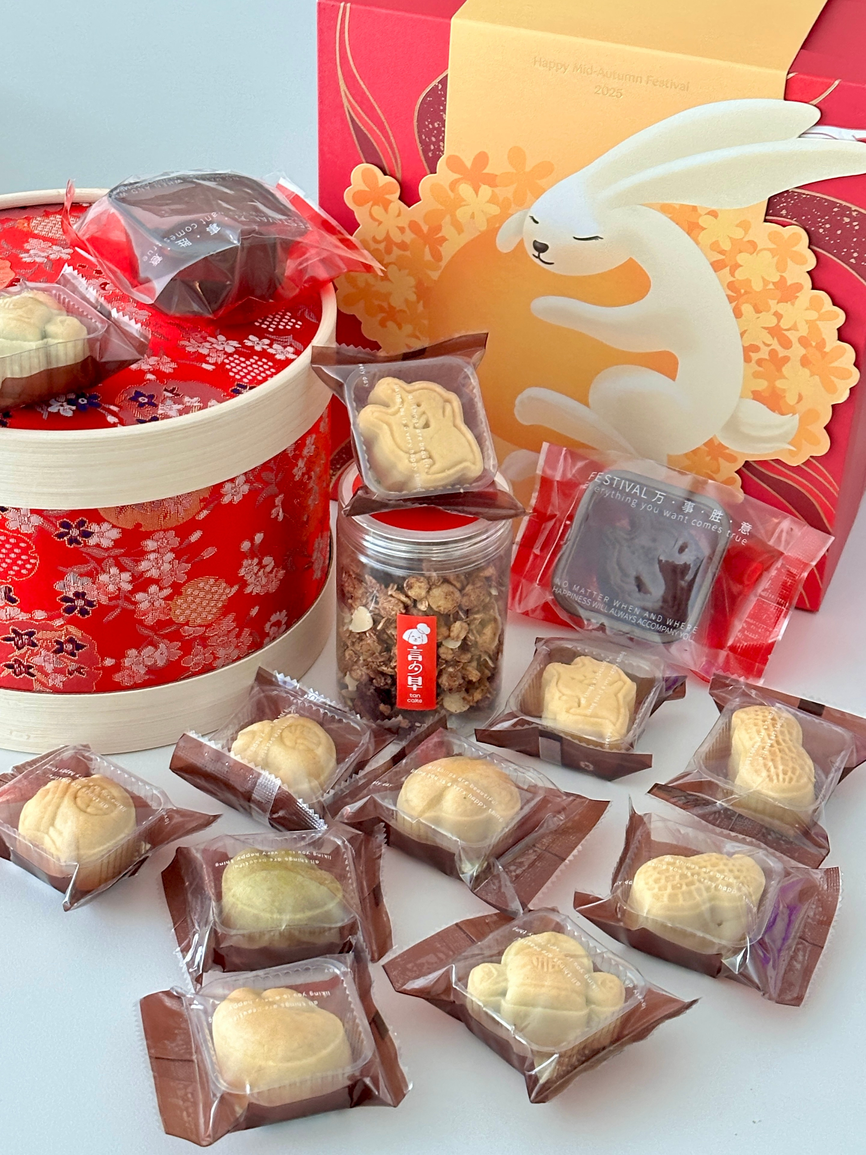 又是一年被投喂[比心]谢谢大家的中秋🎁呀！！✨言夕早的脆皮月饼让人惊喜，收到就拆