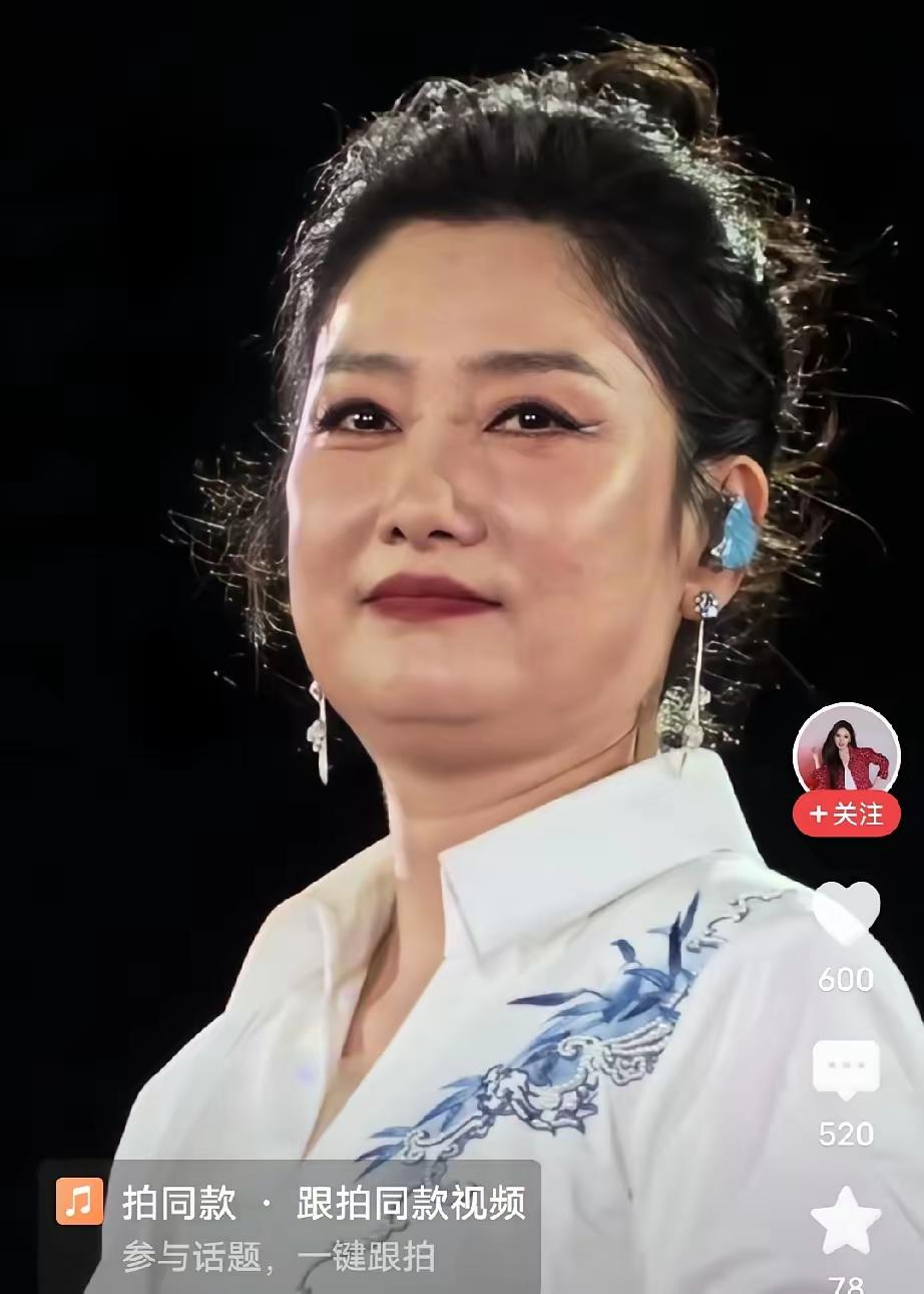 玲花都46岁了，不仅胖了，还显得油腻，这是开始放飞自我了？瞧玲花如今油光满面、