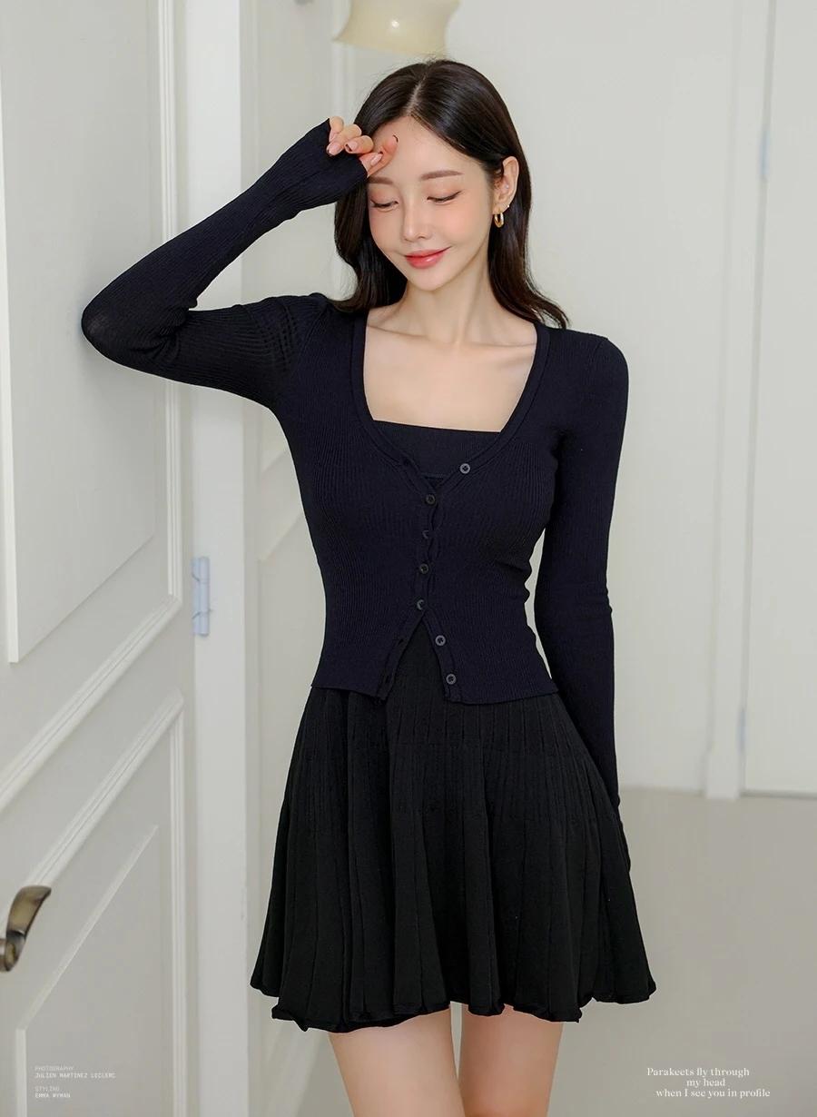 孙允珠的甜美少女风穿搭真的太绝了！就说那黑色针织衫搭配百褶裙，温柔动人的感觉直接