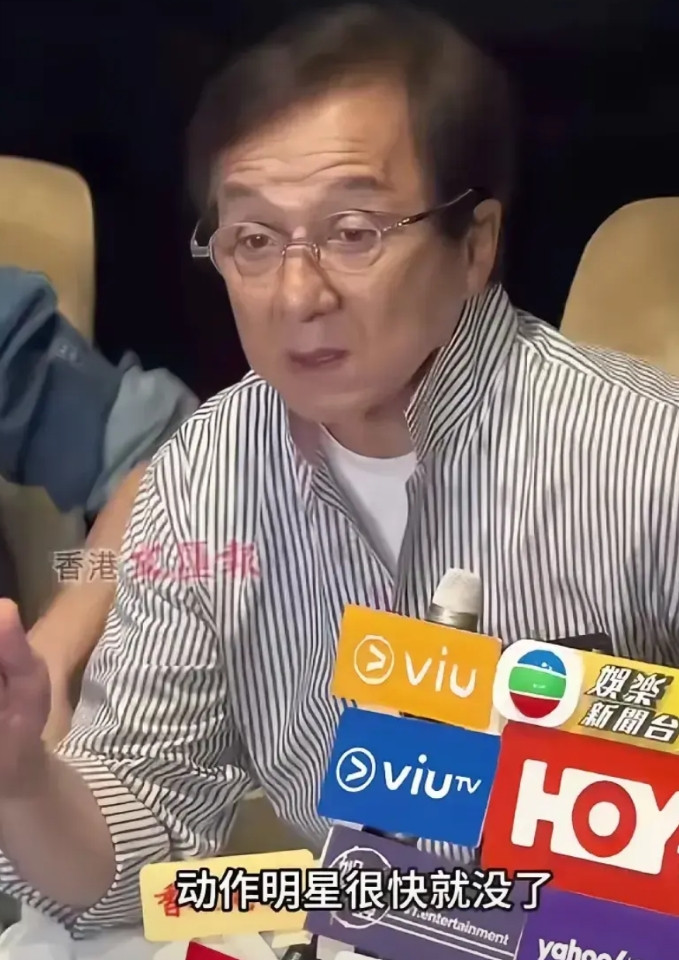 成龙估计脸都绿了！他怎么也没想到自己71岁还要扛港片大旗，自己累死累活拍打戏