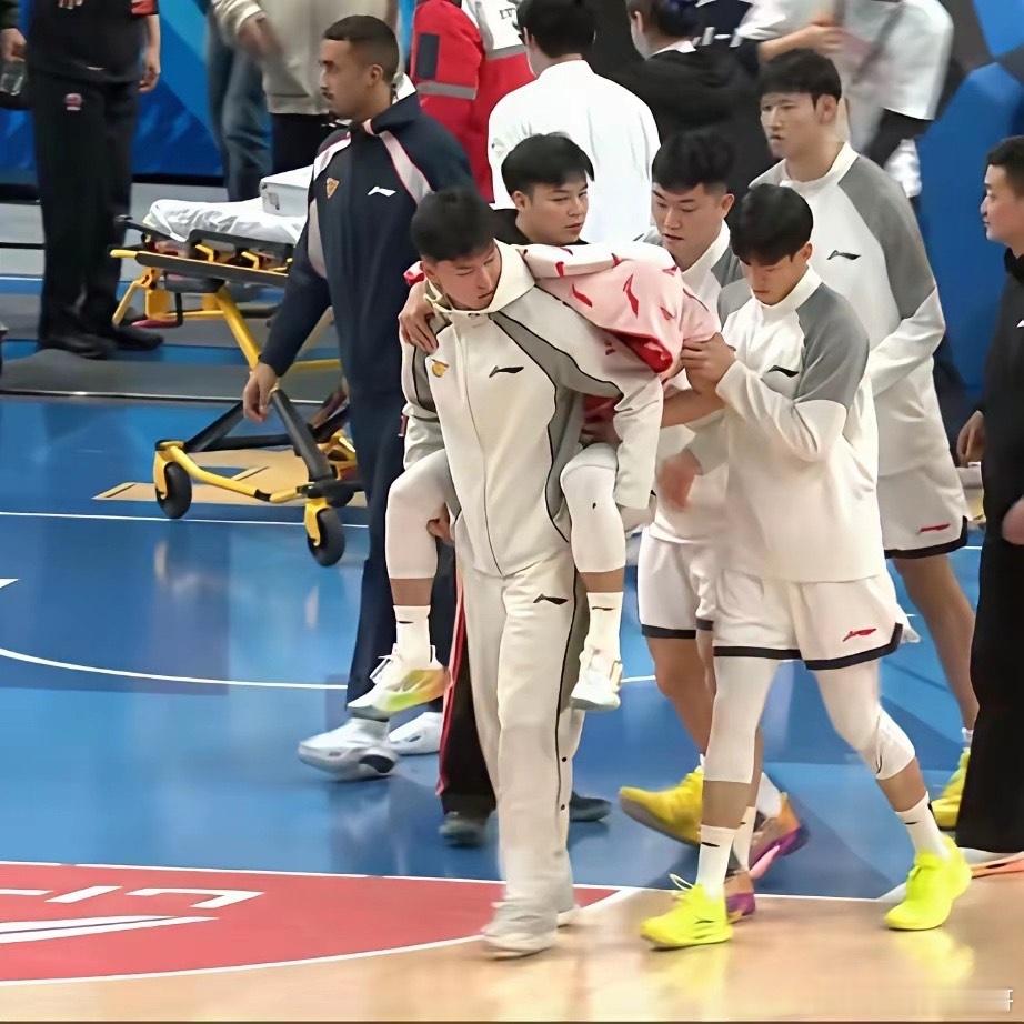 天寒送暖意，患难见真情。元旦之夜京粤大战，徐杰意外倒地受伤，请看这几个人的表