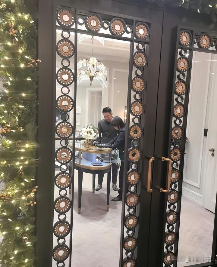 汪小菲独自一人现身某珠宝店，貌似在认真的挑选着什么，这马筱梅马上就要生产了，网友