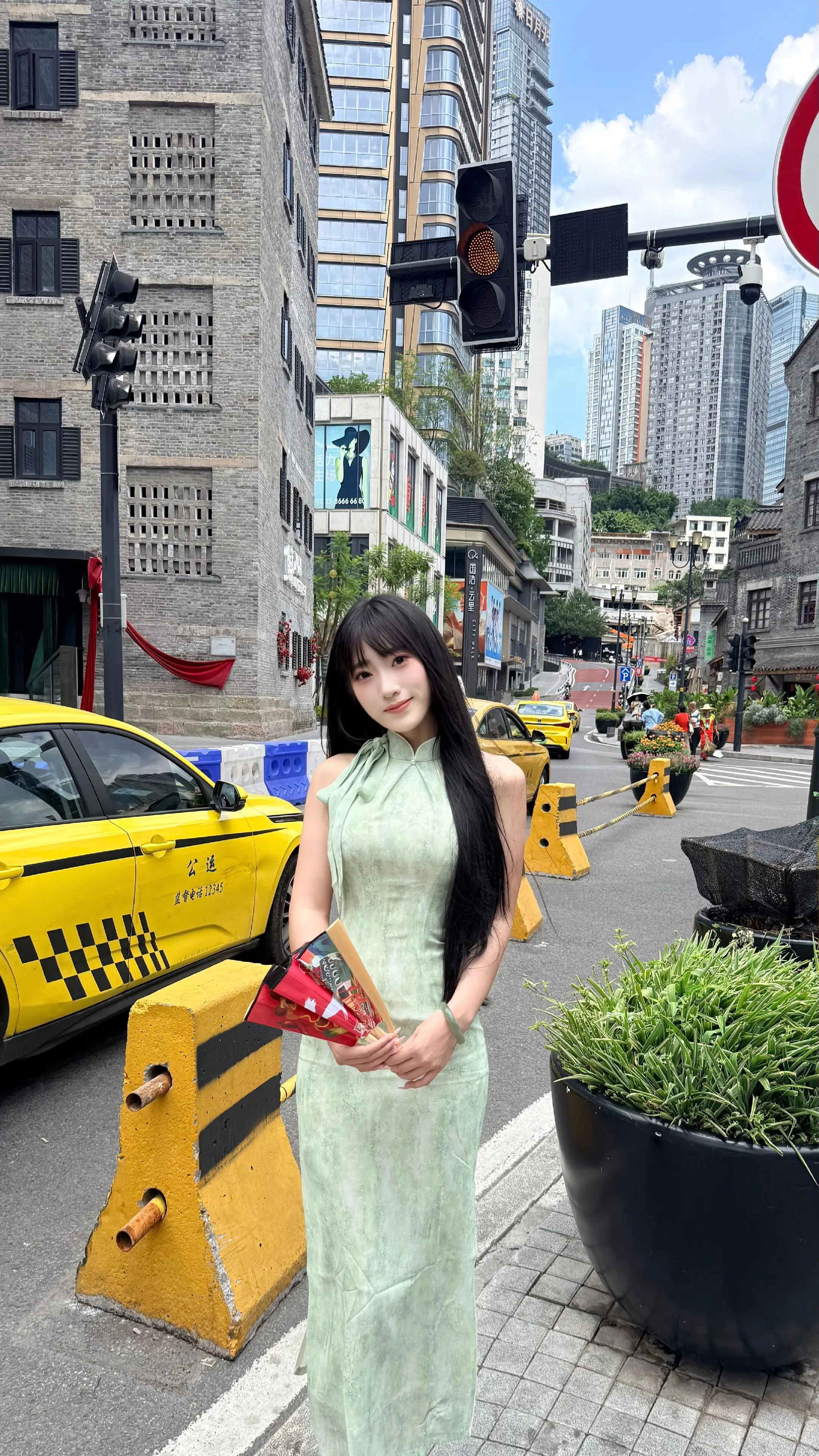四川游客：师傅！刹一脚~     重庆出租：这位神客  你走哪点？