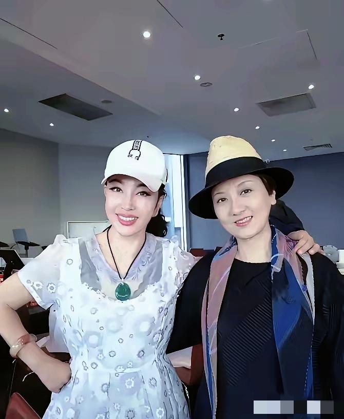 刘晓庆的脸是假的，邓婕却是天然素颜脸。年轻时邓婕颜值就胜过刘晓庆，如今岁月沉淀后