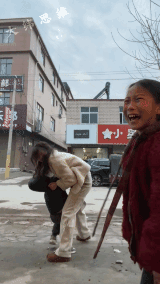 拍个视频为何要把我碰倒？