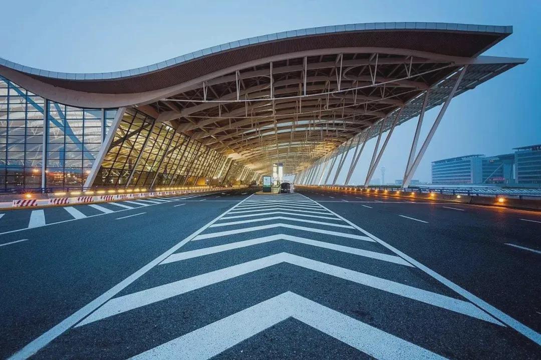 浦东机场第五跑道2018年就已经竣工，总投资46.5亿元，位于第四跑道东侧175