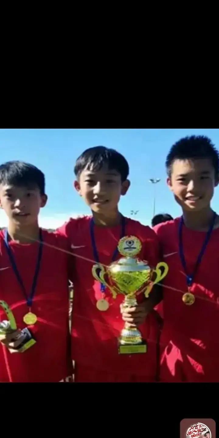 别急着划走。这支“三场不胜”的国少队，可能藏着中国足球最该抓住的希望。他们