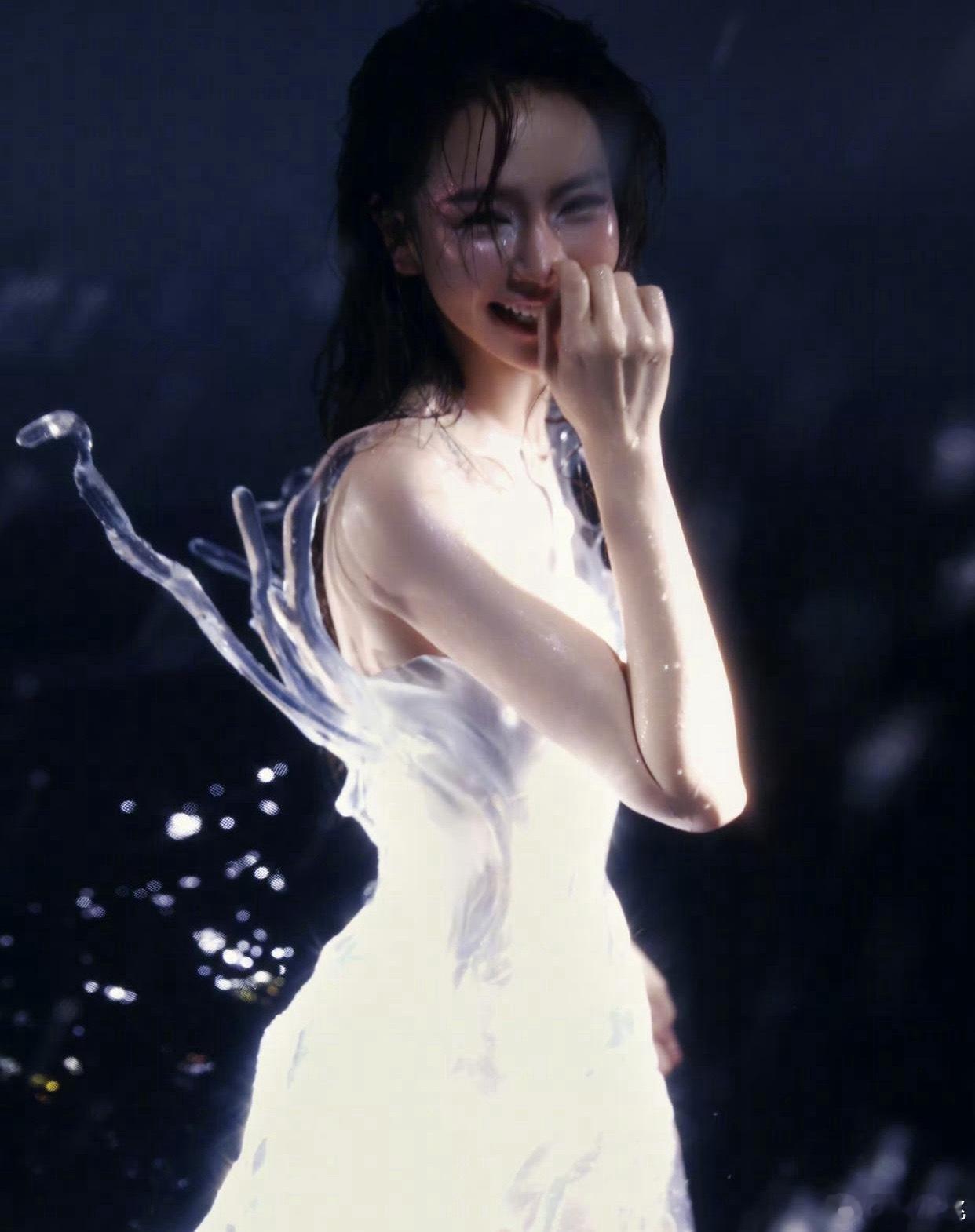1.李梦有稳定男友，还是先前拍到过的那个。2.井柏然近期舆论口碑翻车主要是因为和
