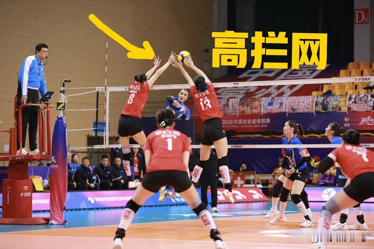 羡慕吴梦洁这拦网高度，绝了，这是真的高[赞]瞧，网前的吴梦洁高高举起双臂，胳肢