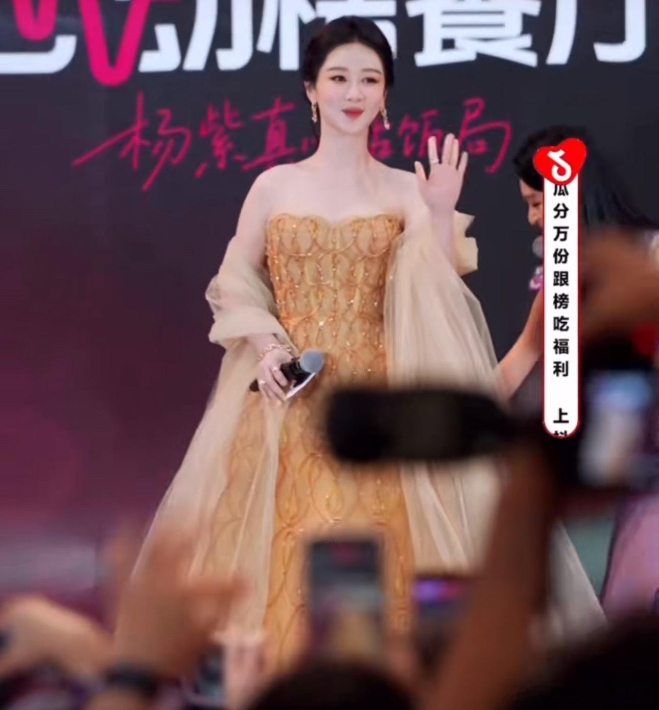 迪丽热巴、杨紫先后上身PhanHuy2026春夏高定，同系列礼服碰撞，谁的表