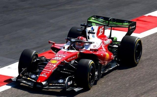 法拉利就靠车尾那块小铁片，单圈硬生生快了0.25秒。对手们趴在地上研究半天，发现