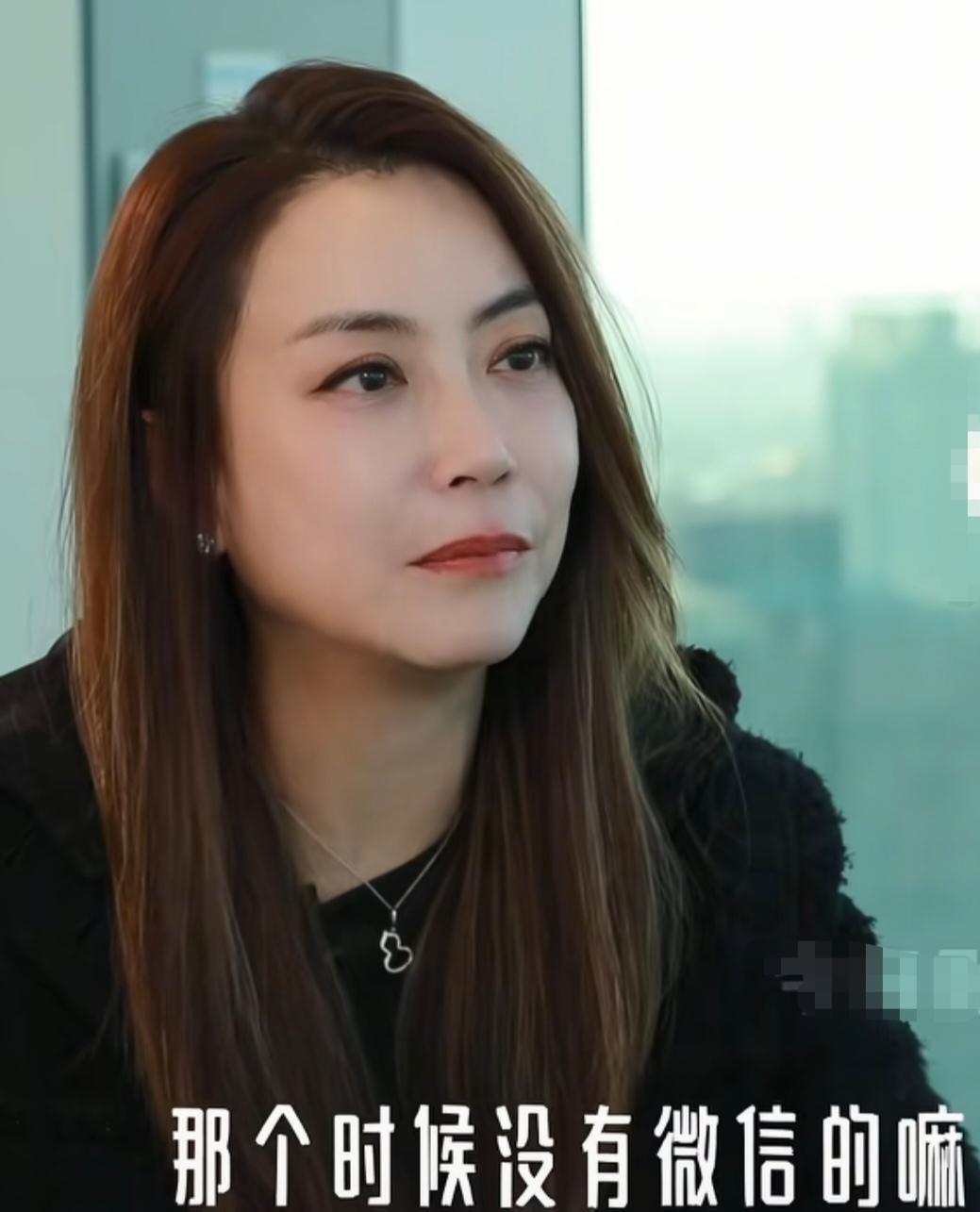 霍汶希回忆刚入行时没有微信，可以背下所有艺人的电话，说:“那个时候没有微信的嘛，