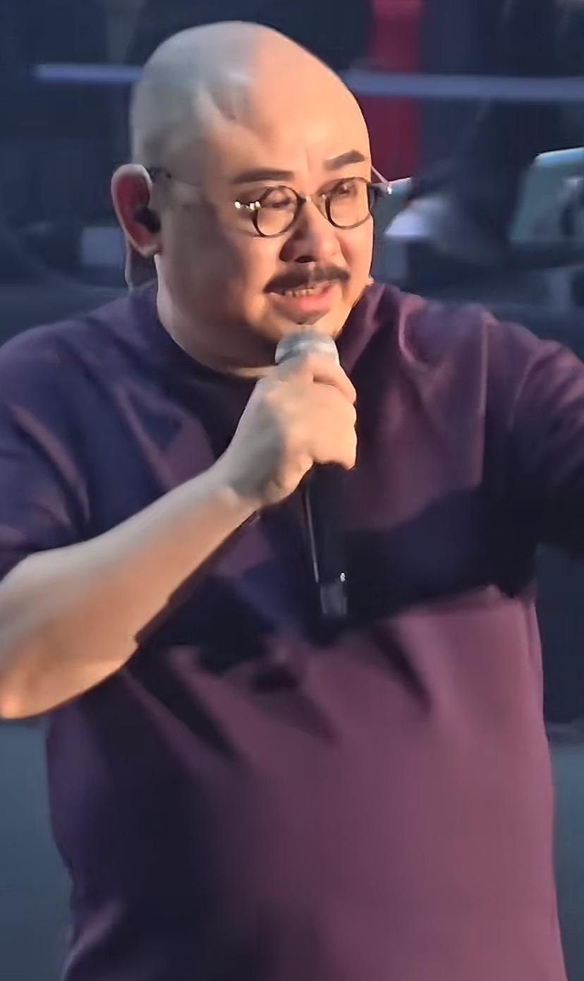 刀郎哭了，他说了一句“新疆马上就回去了”，令很多大大小小很伤心！太原站与乌鲁木齐