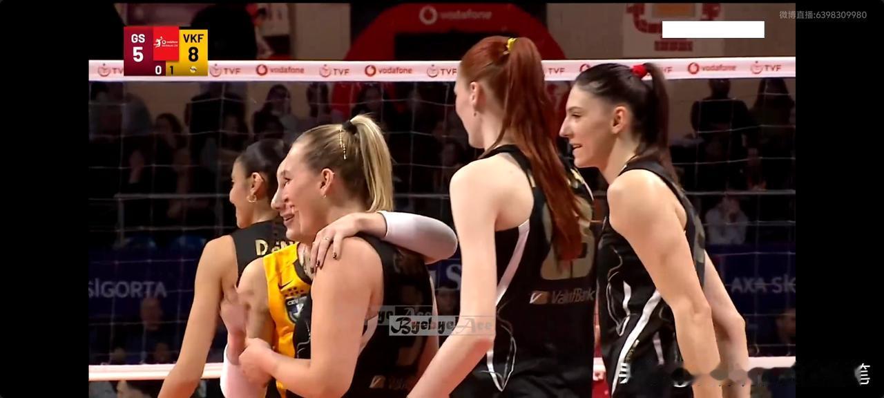 加拉塔萨雷和瓦基弗银行，硬碰硬，拼主攻和接应肯定下风，看博斯科维奇与队友笑得多轻