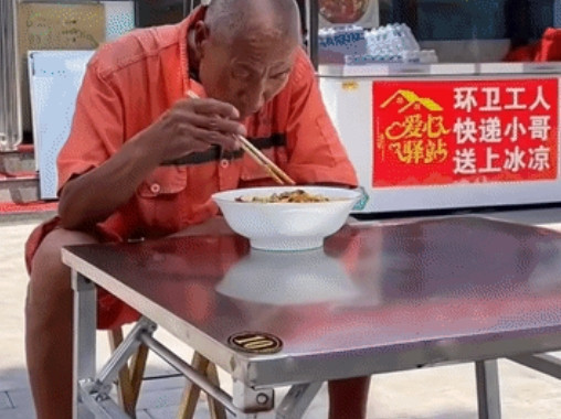 环卫工大爷好奇小龙虾，老板反勺盛虾防溅衣！爱心面摊细节暖哭全网：这才是人间烟火气