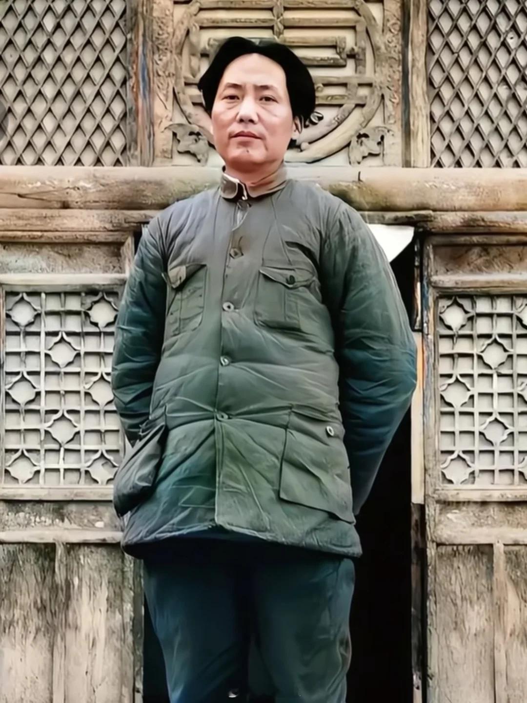 这张照片1938年拍摄于延安，在抗日军政大学门前，45岁的毛泽东神态平静的