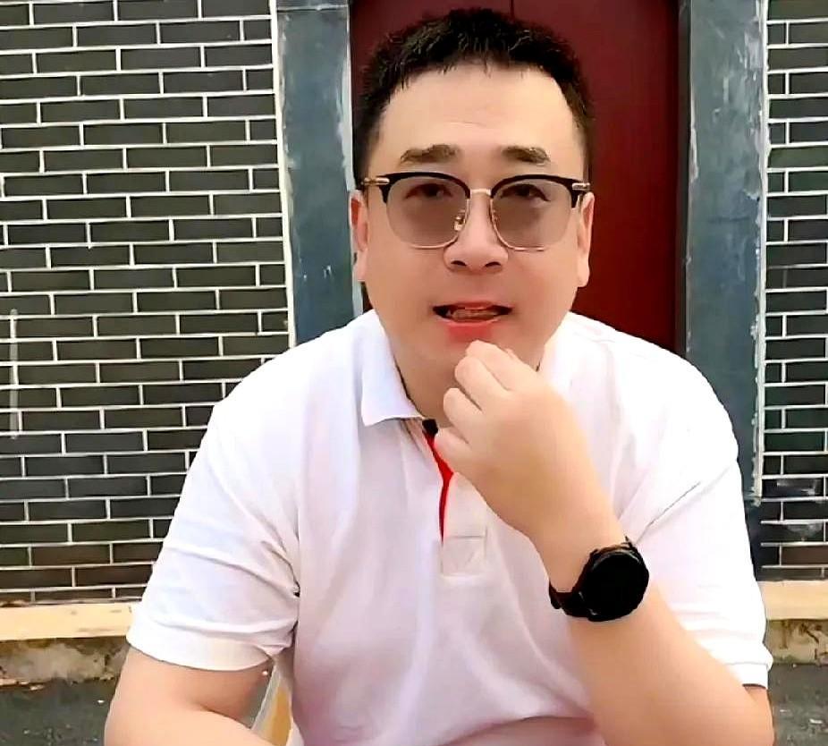 新动态：云昊和妞妞昨天晚上在郑州给大家直播了一会，云昊拍着广场上的小熊问，钱还了