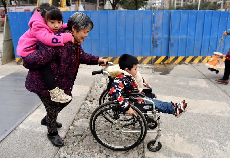 34岁的王莉太让人心酸了！她在合肥早餐店打工，独自带九岁儿子小宇生活。房租每月1