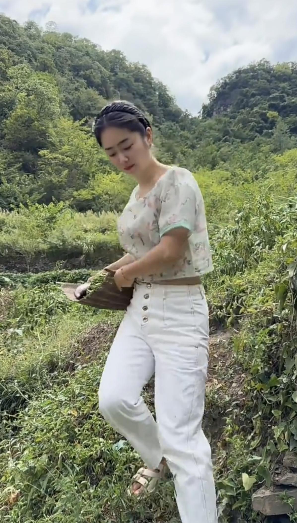 小院紧挨大山脚，出门上坡或下坡。一眼山泉常年涌，…………………………请你