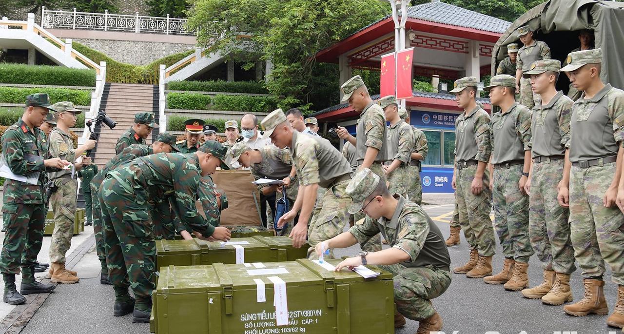 【中越陆军组织联合训练，两军官兵站一起，没有对比就没有伤害】近日，中越两国宣布