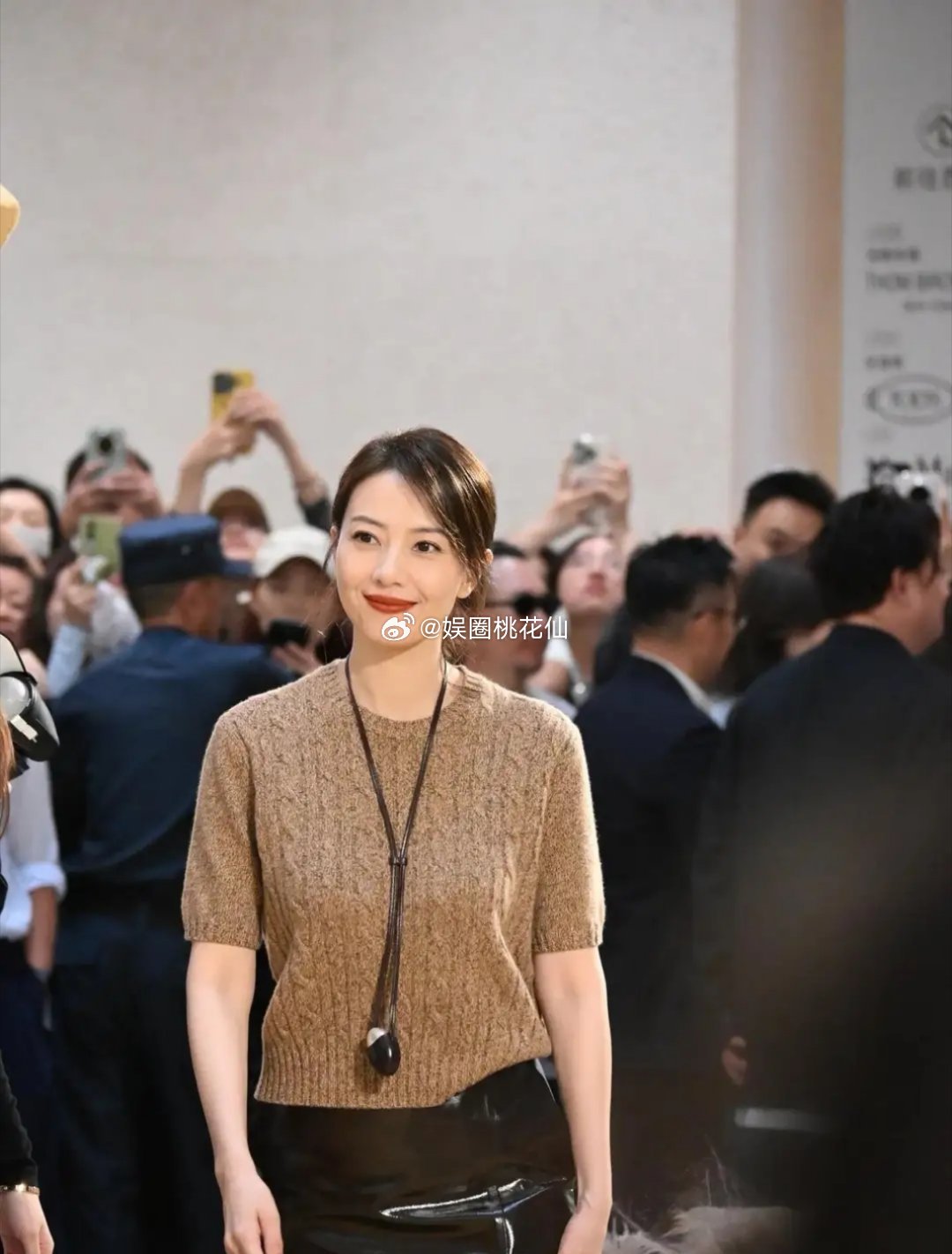 高圆圆昆明恒隆广场EDITION活动，穿棕色针织衣搭配皮裙美出天际​​​