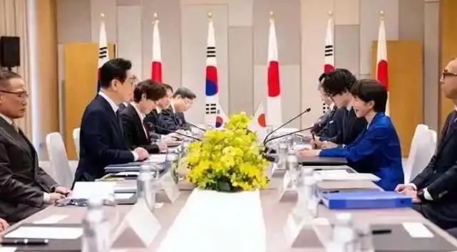 最近有件事在东北亚闹得沸沸扬扬，日本一门心思要拉着韩国搞军事捆绑，琢磨着跟韩国签