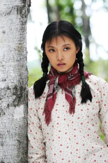 2004年，梁琳琳接到《亮剑》剧组通知，希望她能出演剧中李云龙第一任老婆秀芹一角