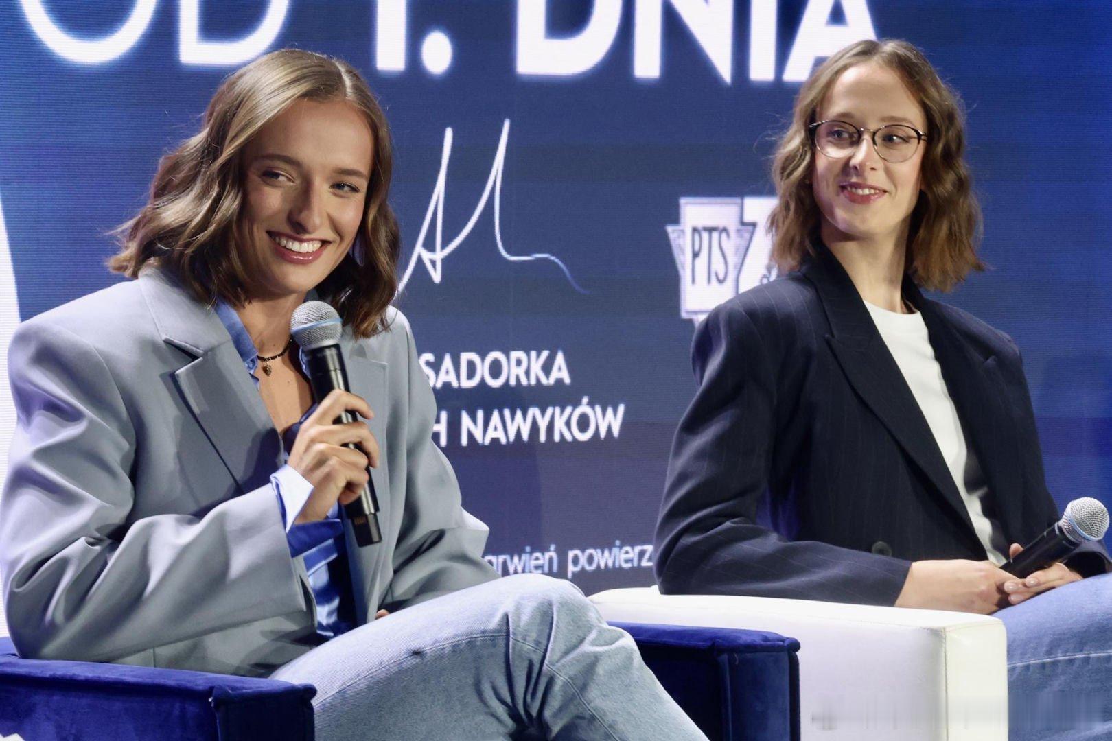 斯瓦泰克！高清图之Iga和Aga姐妹同台出席OralB现场活动的照片！姐姐Ag