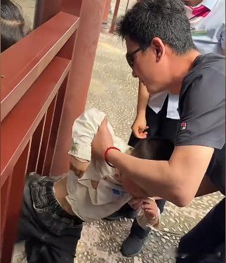 五一游玩惊现暖心救援！逆向思维大哥成孩子救星五一假期本是游玩的欢乐时光，可在