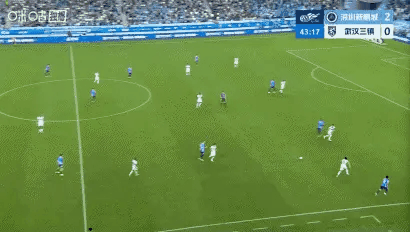 这绝对是中超本轮最幸运的进球！球员自己都乐了，三分靠实力，七分靠运气，谁能想到会