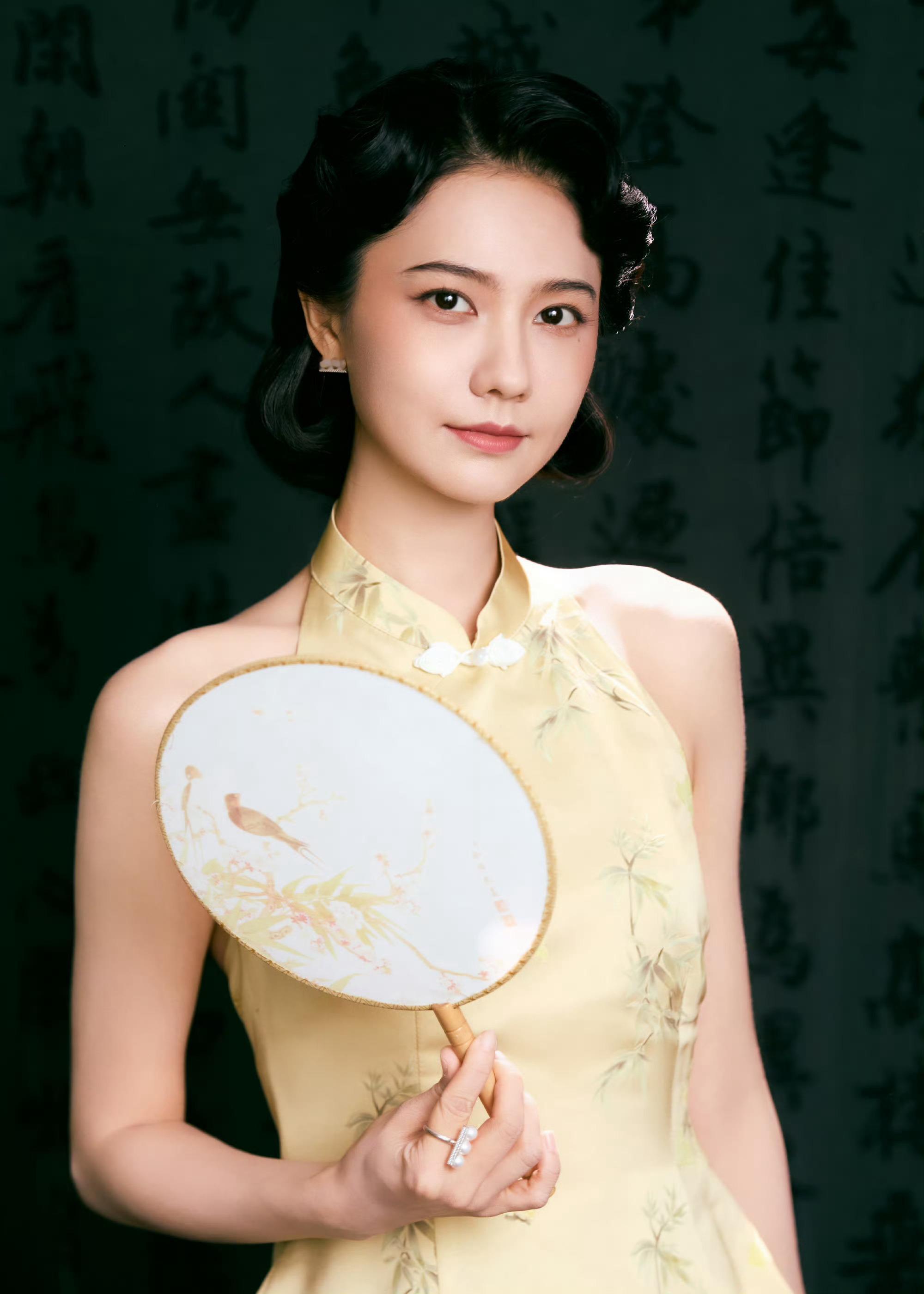 姜珮瑶穿旗袍的权威我后知后觉姜珮瑶民国风旗袍黑纹旗袍衬出独特民国风骨，姜珮瑶沉静