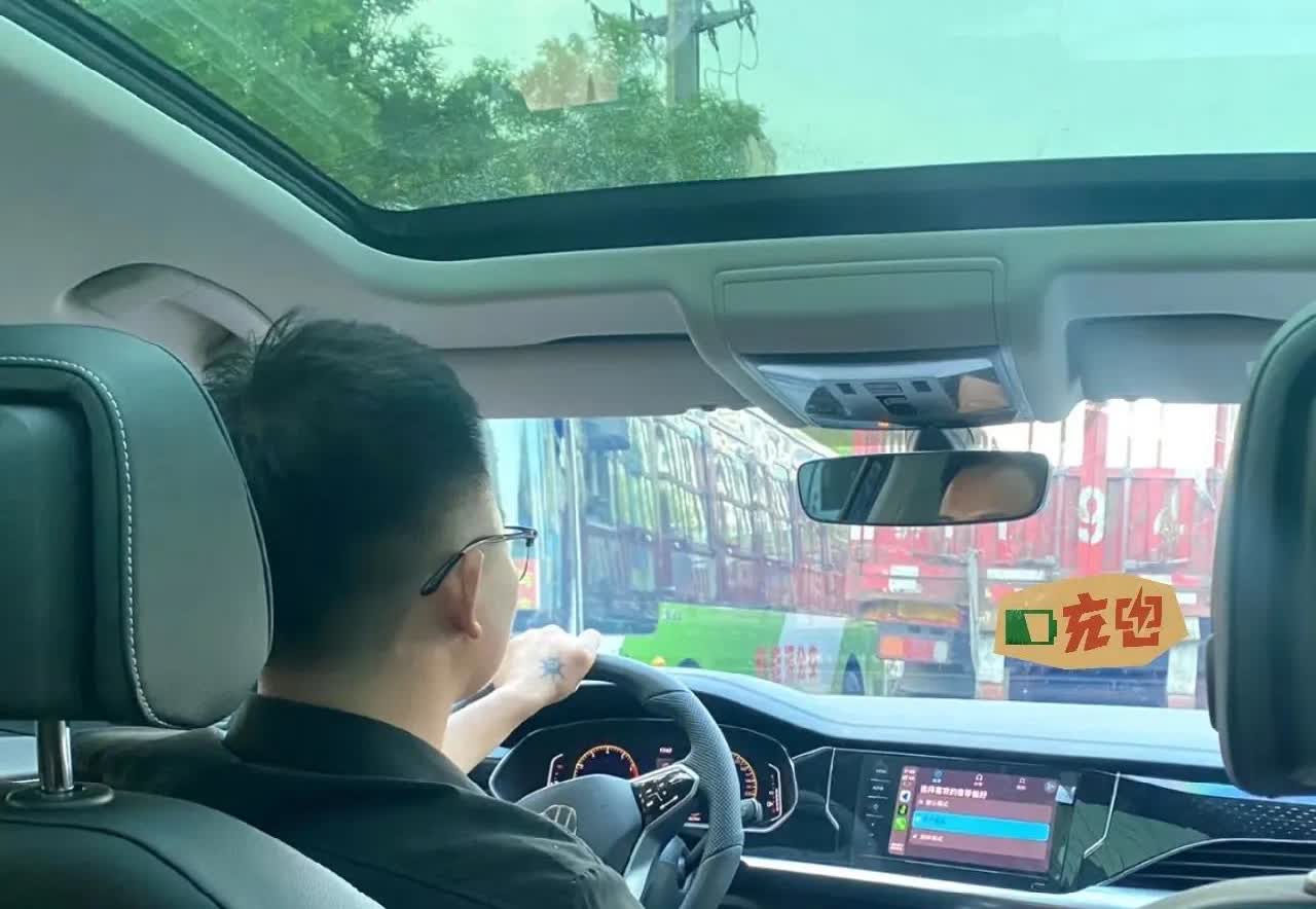 我爸开了几十年车，教了我不少超实用的开车窍门：1. 车窗千万别留缝！哪