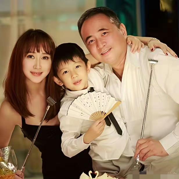 定居马来西亚17年，她已深深眷恋这里的生活。家中拥有广阔的庄园，果园与草坪相映成