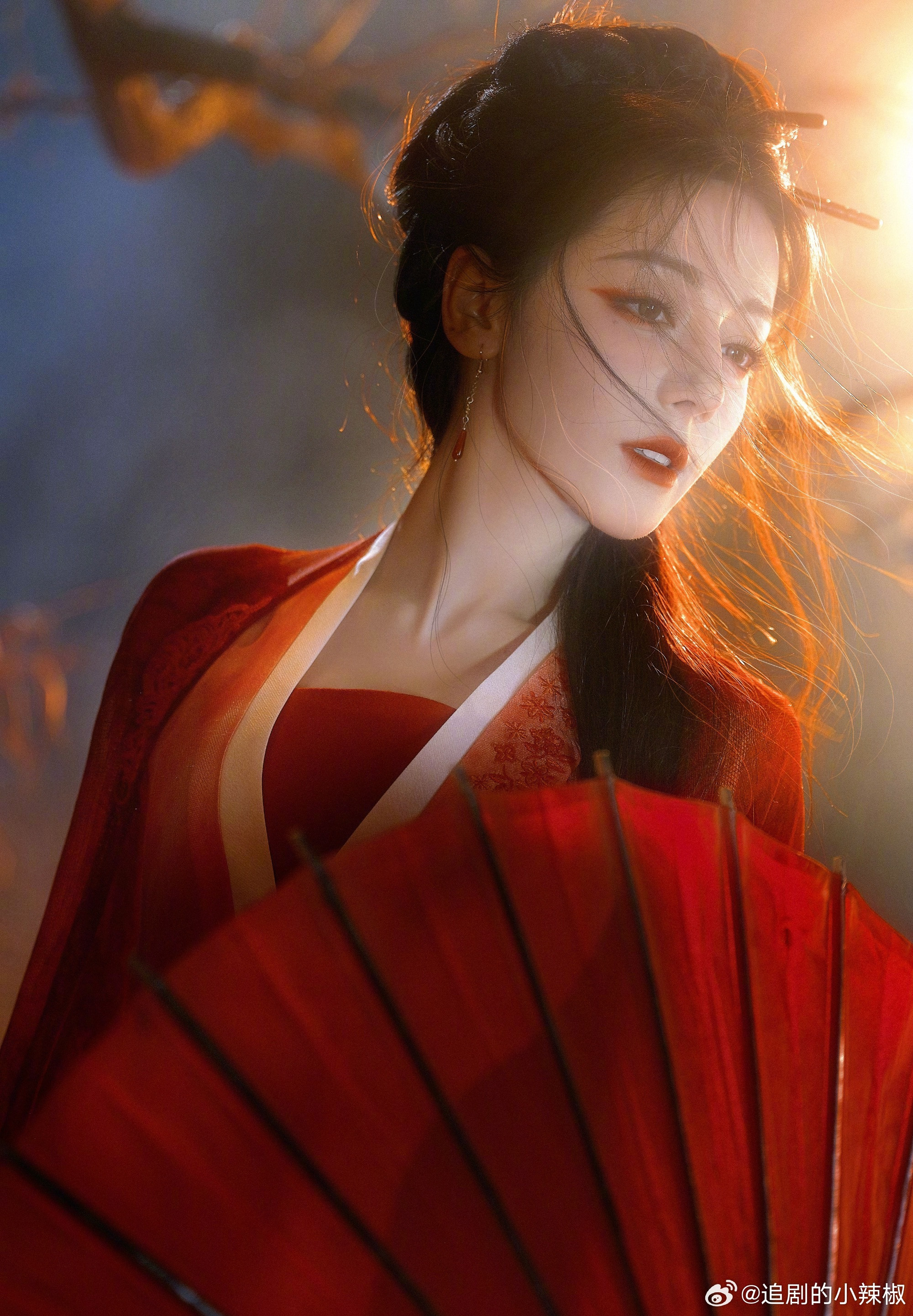 迪丽热巴最新营业，看来她也挺满意这套红衣造型