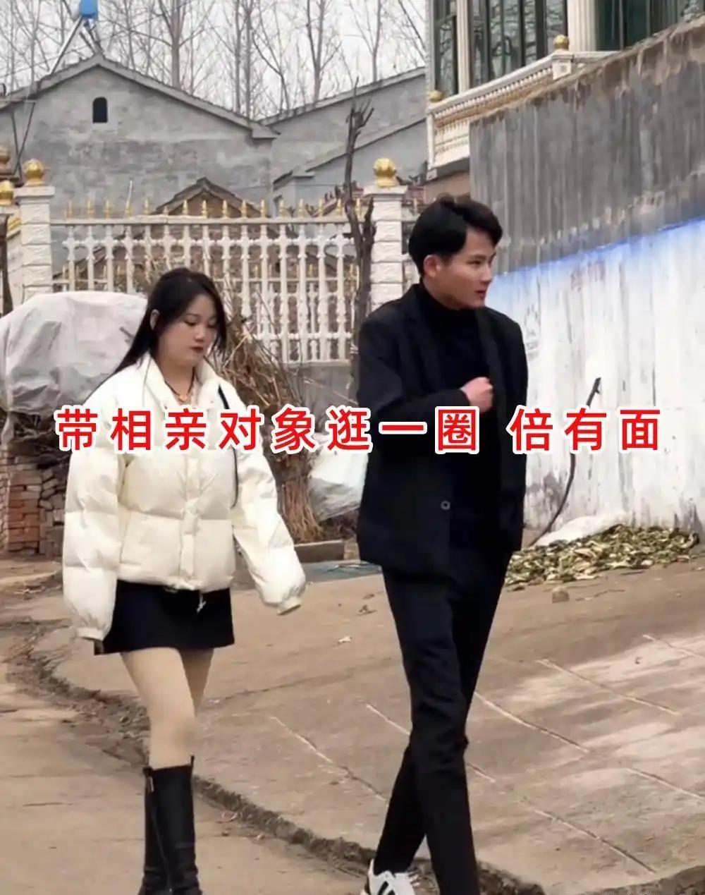 小伙带着相亲姑娘在村里路上散步，一路碰到街坊邻居，他热情地挨个递烟打招呼，打算领