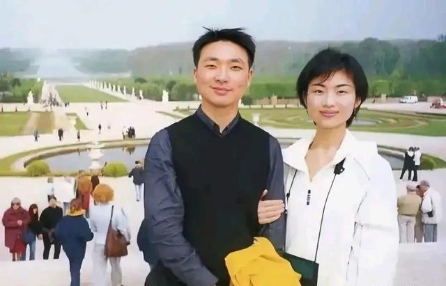 2004年，康辉的母亲在离世之前，哽咽着说：“我这辈子最大的遗憾就是没有孙子，你