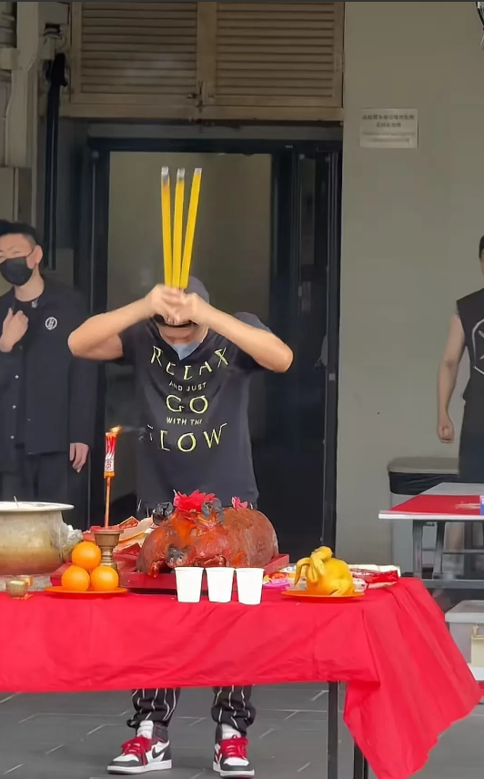 昨日，林峰与陈奕迅同时举办演唱会，且都举行了拜神仪式，诚意却大相径庭。林峰在香港