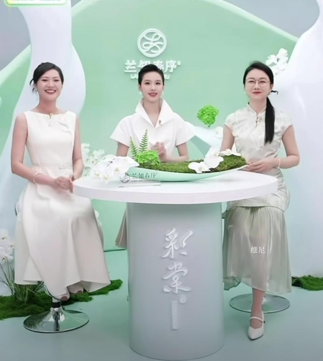 娱乐明星的脸蛋都好小啊！在旁边两位女士的大脸盘的衬托下，陈都灵的头脸显得更加小巧